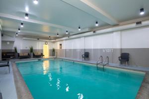Bazén v ubytování Sandman Hotel & Suites Williams Lake nebo v jeho okolí