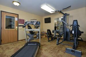 - une salle de sport avec tapis de course et matériel d'exercice dans l'établissement Motel 6 Minot, ND, à Minot