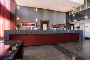 Lobbyn eller receptionsområdet på Sandman Hotel & Suites Winnipeg Airport
