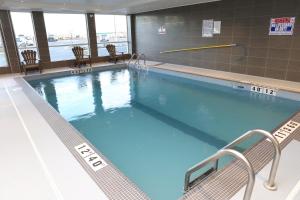 Bazén v ubytovaní Sandman Hotel Abbotsford Airport alebo v jeho blízkosti