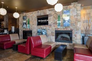 Seating area sa Sandman Hotel Castlegar