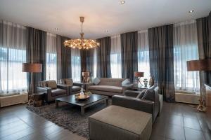 Posezení v ubytování Sandman Hotel Vernon