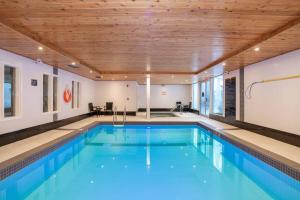 Bazén v ubytování Sandman Hotel & Suites Calgary South nebo v jeho okolí + 37 fotografií