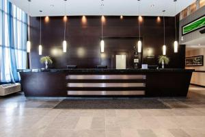 Lobbyen eller receptionen på Sandman Hotel & Suites Calgary West