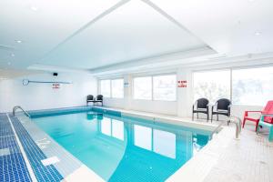 Bazén v ubytování Sandman Hotel & Suites Calgary West nebo v jeho okolí
