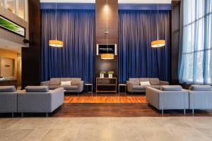 Кът за сядане в Sandman Hotel & Suites Calgary West