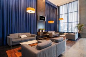 O zonă de relaxare la Sandman Hotel & Suites Calgary West