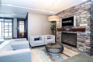 Posezení v ubytování Sandman Hotel & Suites Calgary West