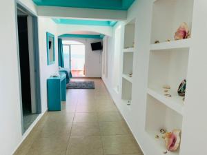 um corredor com prateleiras brancas e um tecto azul em Habitación Amanecer Turquesa #2 em Ilha das Mulheres
