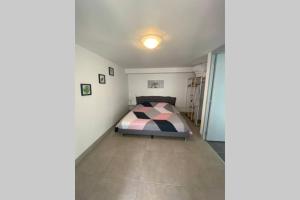 a bedroom with a bed in the corner of a room at Koh Samet Siam Manahakhon Appart & Spa in Rieux-de-Pelleport +26 photos