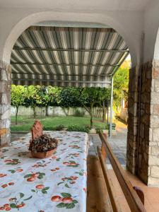 a table with a table cloth on it in an archway at Villa l'Amante in Fondi +32 photos