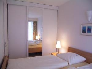 a bedroom with two beds and a mirror at TopDomizil Apartments Checkpoint Plaza in Berlin