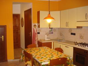 uma cozinha com uma mesa e uma sala de jantar em La Casetta dei Sogni em Rieti