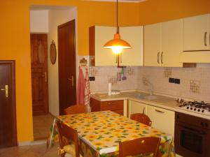 una cucina con tavolo e una sala da pranzo di La Casetta dei Sogni a Rieti