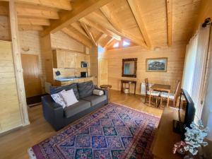 a living room with a couch and a table at Casa MARAVILLA 8 pax. Deporte y relax exclusivo! in La Molina