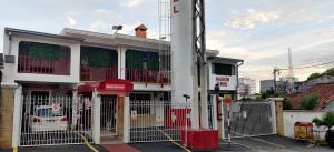 un edificio con una puerta delante en ApartHotel Maison Suisse, en Asunción