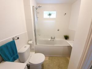Um banheiro em Accommodation in Stevenage 2 bedrooms