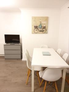 - une salle à manger blanche avec une table et des chaises blanches dans l'établissement Accommodation in Stevenage 2 bedrooms, à Stevenage