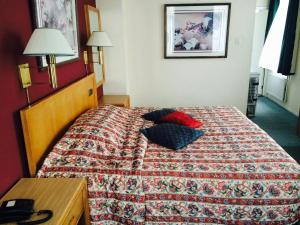 a hotel room with a bed with a red blanket at Hotel Mayflower in Leiden