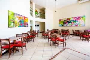 Hotel Nacional Inn Sorocaba tesisinde bir restoran veya yemek mekanı
