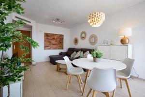德尼亞的住宿－Zurich 47，客厅配有白色的桌子和椅子