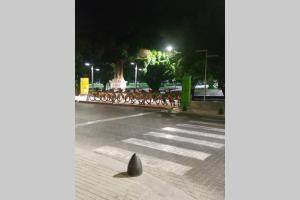 um cone de tubarão na rua à noite em Moderno departamento en inmejorable ubicación con estacionamiento opcional em Mendoza