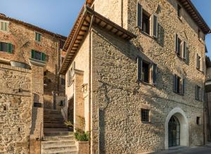 un gran edificio de piedra con escaleras laterales en Rastrello en Panicale