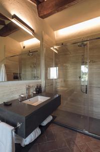 een badkamer met een wastafel en een douche bij Rastrello in Panicale