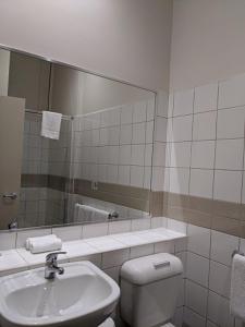 Koupelna v ubytování Tolarno Hotel