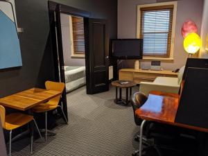 TV a/nebo společenská místnost v ubytování Tolarno Hotel