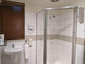 Koupelna v ubytování Tolarno Hotel