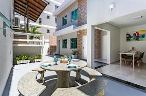 弗洛里亚诺波利斯多斯恩坎托旅馆的房屋内带桌椅的用餐室