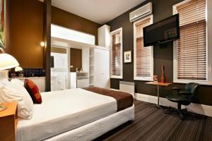 Postel nebo postele na pokoji v ubytování Tolarno Hotel