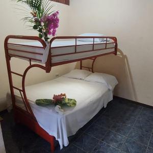 a bedroom with a bunk bed with flowers on it at Cupido - Playa Tambor in Tambor