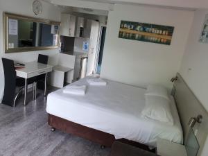 Kuchyň nebo kuchyňský kout v ubytování Le George Motel