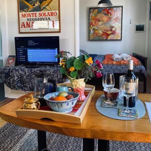 Beechmont的住宿－Willow Cabin，一张桌子,上面放着水果盘和一瓶葡萄酒