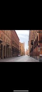 pusta ulica miejska z budynkami i rowerem na ulicy w obiekcie The Nest w Bolonii