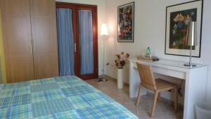 1 dormitorio con escritorio, 1 cama y escritorio en A Firenze da Paolo, en Florencia