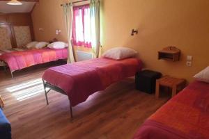 - une chambre avec 2 lits dans l'établissement Villa pleinevie, à Lans-en-Vercors