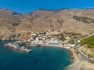 Veranta Luxury Suite في خورا سفاكيون: اطلالة جوية على مدينة صغيرة على الماء +7 صور