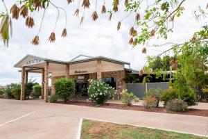 a restaurant with a building at Abacus Motel in Mount Isa