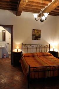 a bedroom with a bed and a bathroom at Agriturismo Pietramora in Pitigliano