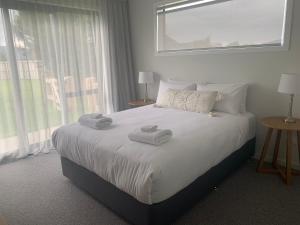 A bed or beds in a room at ValleyView Wanaka