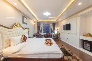Postel nebo postele na pokoji v ubytování Queen T&T Dalat Hotel