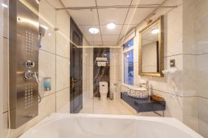 Koupelna v ubytování Queen T&T Dalat Hotel + 25 fotografií