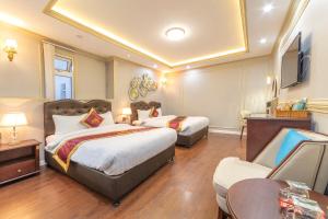 Postel nebo postele na pokoji v ubytování Queen T&T Dalat Hotel