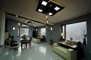 Posezení v ubytování Icebergs Mussoorie - A Boutique stay and 24 hrs roof top cafe