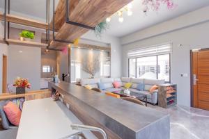 Uma área de estar em Huayu Homestay