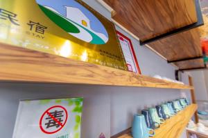Um certificado, prêmio, placa ou outro documento exibido em Huayu Homestay