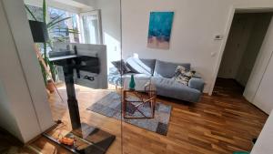 sala de estar con sofá y TV en Citystar Design Apartment, en Klagenfurt